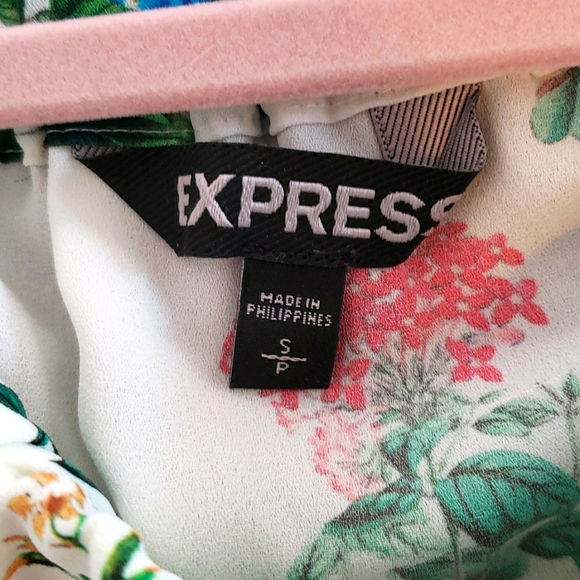 Versatile NWOT EXPRESS Floral Butterfly Blouse Versatile Neckline Bow Sleeves - Picture 13 of 13